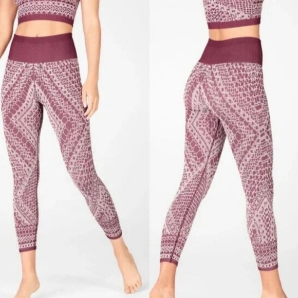 NWT Fabletics Lace Capri Leggings - Picture 1 of 8